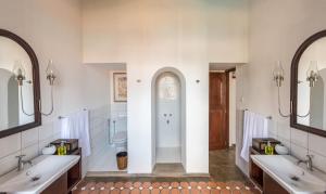 本托塔Nyne Hotels - The Muse, Bentota的一间带两个盥洗盆和淋浴的浴室