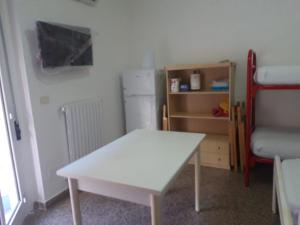 玛格丽塔萨沃亚CENTRALISSIMO MINI APPARTAMENTO 1° piano的一间设有白色桌子和椅子的房间