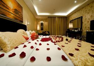 利雅德Continent Al Waha Hotel Riyad的在酒店房间里一张玫瑰床
