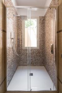 卡利亚里Palazzo Chiara的浴室里设有玻璃门淋浴