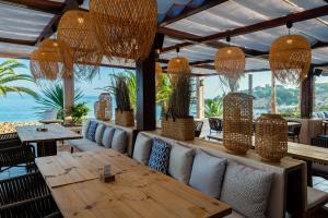 阿尔布费拉圣欧拉利娅里尔度假大酒店及Spa中心的一间带桌椅的海景餐厅