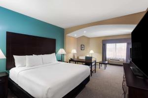 锡布灵La Quinta by Wyndham Sebring的酒店客房设有一张大床和一张书桌。