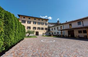 Calliano萨利佐尼农庄酒店的建筑物前的砖砌走道