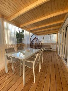 巴什卡沃达Adria village Baško polje的铺有木地板的用餐室配有桌椅
