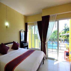查龙Serene Villa Phuket的一间卧室设有一张床和一个大窗户