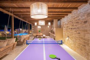 PeramaKalypso Villa, Detached Privacy, By ThinkVilla的客厅里设有一张大乒乓球桌
