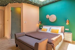 雅典Cool Style Private Apartments的一间卧室设有一张床和绿色的墙壁