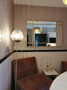 勒蒙多尔艾蒂安别墅酒店的一间带椅子、镜子和桌子的房间