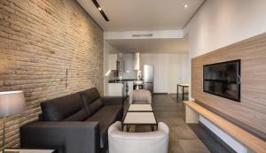 瓦伦西亚Mon Suites San Martin的带沙发和砖墙的客厅