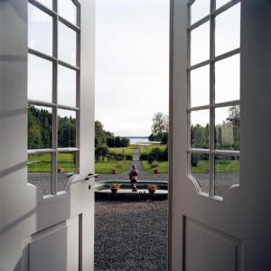 海勒福什希科夫斯贺嘉德酒店的从房子的门上可欣赏到风景