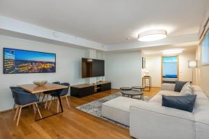 塔尔图Gustav Apartments - City Center Comfort的客厅配有沙发和桌子