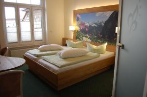 什未林艾玛扎特拜耳酒店的一间卧室配有两张带枕头的床。