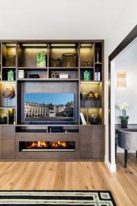 巴黎Luxury Apartment Paris Louvre II的一间带电视和壁炉的客厅