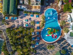 赫索尼索斯星湾乡村&水上公园酒店的享有度假村游泳池的顶部景致