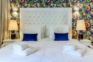 波尔蒂芒Villa Mariazinha Charming Hotel的一张白色的床,上面有两个枕头