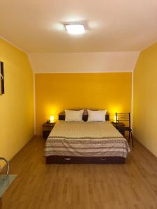 锡比乌Haus Paltinul的一间卧室设有一张床和黄色的墙壁