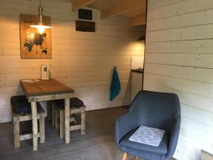 菲利普斯塔德Cozy Lodge and tiny lodge 5 pers.的小房间设有桌子和椅子