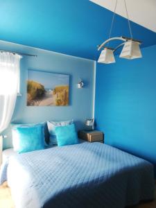 斯维诺乌伊希切Willa Mariolina的蓝色卧室,配有蓝色墙壁的床