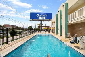 加尔维斯敦Motel 6 Galveston, TX Seawall的酒店前的游泳池