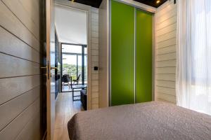 木洛希尼Living Point Mobile Homes的一间卧室设有绿色墙壁和一张床