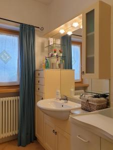 博曾安古B&B Ai Larici的一间带水槽和镜子的浴室