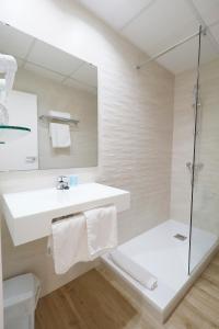帕尔马诺瓦马丁内斯公寓酒店的白色的浴室设有水槽和淋浴。