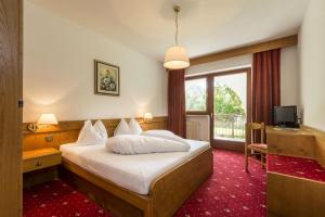 Fleres丽景酒店的酒店客房设有床和窗户。