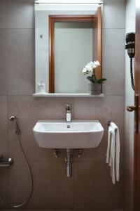 帕尔马诺瓦Albergo Commercio的浴室设有白色水槽和镜子