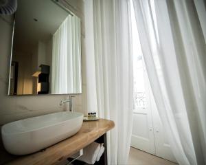 巴里BARI 102的白色的浴室设有水槽和镜子