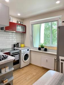 马热伊基艾Venta apartament的厨房配有洗衣机和窗户。