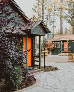 大熊湖Noon Lodge的庭院旁的橙色门房子