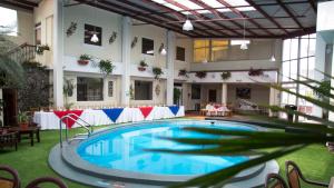 克萨尔特南戈Hotel Pensión Bonifaz的一座带桌子的大型游泳池