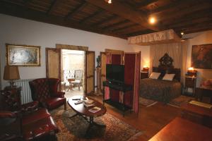 索尔波卡萨格兰德罗森德酒店的客厅设有一间卧室,配有一张床和一张桌子