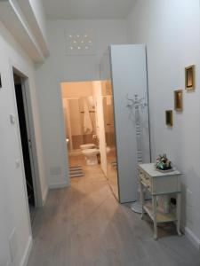 佩鲁贾Appartamenti Via Cortonese 1的一间带卫生间、水槽和镜子的浴室