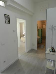 佩鲁贾Appartamenti Via Cortonese 1的客厅设有白色墙壁和走廊