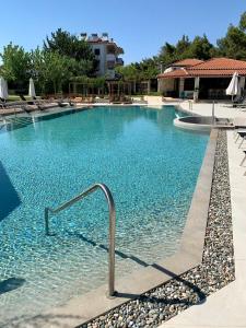 阿菲托斯诺斯托酒店的度假村内的一个蓝色海水游泳池