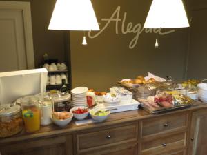布鲁日阿莱格里亚酒店的自助餐,餐桌上有很多食物