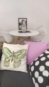 罗达德瓦拉Bara Blanc Beach的客房配有枕头和带蝴蝶枕头的桌子。