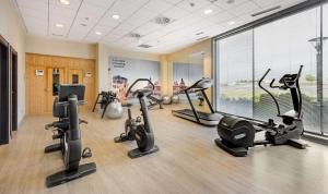 阿尔考空NH阿尔科尔孔酒店的健身房设有跑步机,健身房提供健身自行车