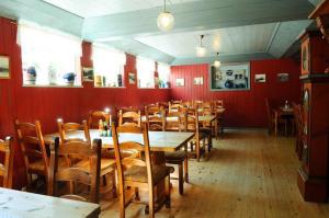 洛夫特胡斯优伦斯王赫斯特海姆的一间拥有红色墙壁和木桌及椅子的用餐室