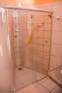 贝贝里比Ocas do Índio Hotel Spa的浴室里设有玻璃门淋浴