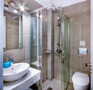阿约斯尼奇塔斯Nefeli Hotel的带淋浴、盥洗盆和卫生间的浴室