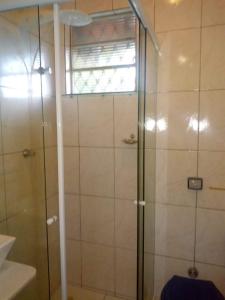 坎波斯杜若尔当Casa do Passarinho的浴室里设有玻璃门淋浴