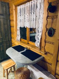 格雷德克纳德纳杰姆格罗德克小木屋的客房设有水槽和窗户。