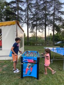 La Casinina伊尔贾尔迪诺戴尔诺西住宿加早餐旅馆的两个孩子在公园玩游戏