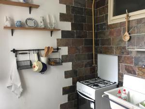 格丁尼亚Jednopokojowe mieszkanie w centrum Gdyni的厨房设有砖墙和炉灶。