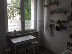 格丁尼亚Jednopokojowe mieszkanie w centrum Gdyni的厨房设有窗户和木桌