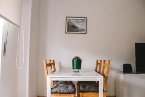 卡帕里卡海岸Caparica Sunny House II的一张带两把椅子的小白桌子和一株植物