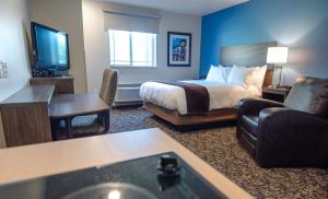 绿湾My Place Hotel-Green Bay, WI的酒店客房,配有床和电视