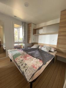 罗维尼Mobile Home Leggiero 156 - Porton Nature Hideouts的卧室配有一张床